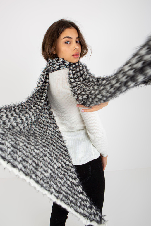Bílá a černá melanžová zimní šála