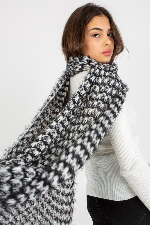 Bílá a černá melanžová zimní šála