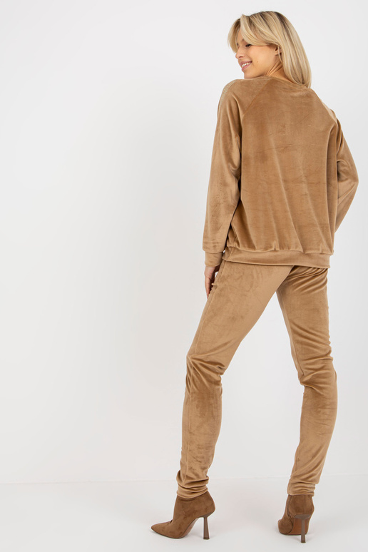 Velurový dvoudílný set Camel s nášivkou