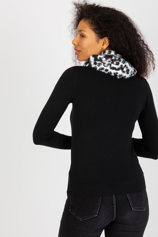 Bílý a černý teplý dámský komín se vzory