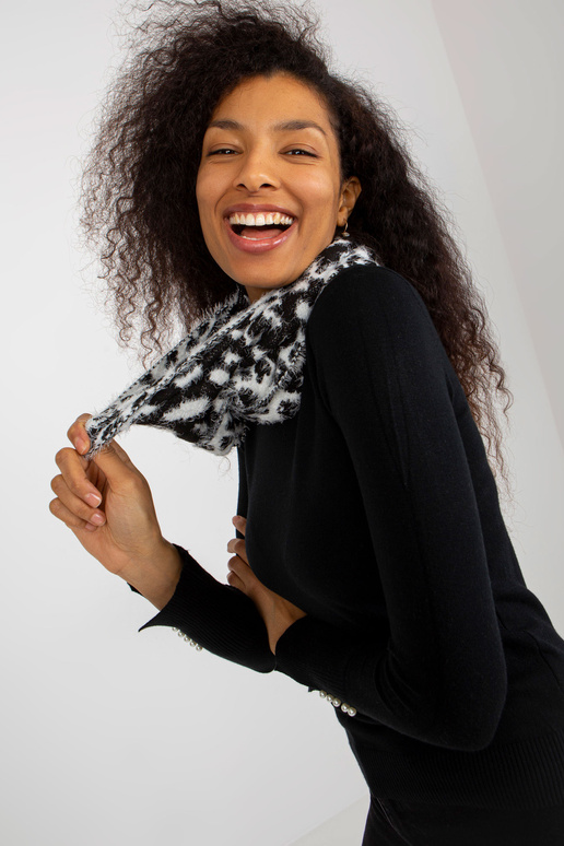 Bílý a černý teplý dámský komín se vzory