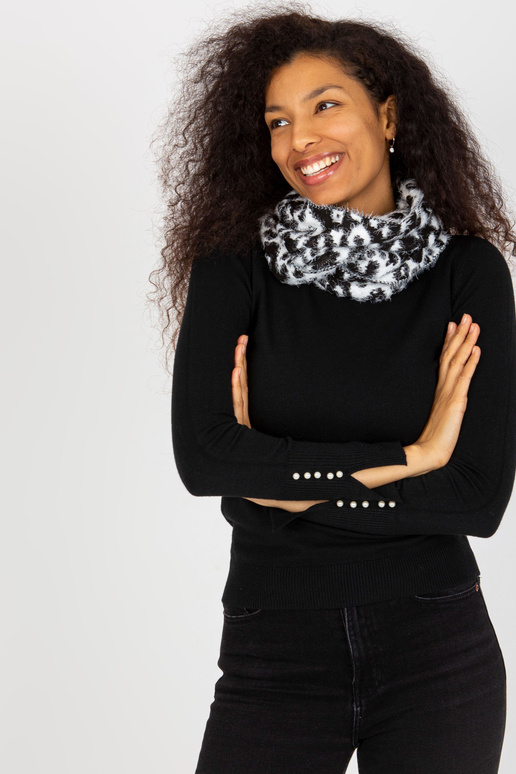 Bílý a černý teplý dámský komín se vzory