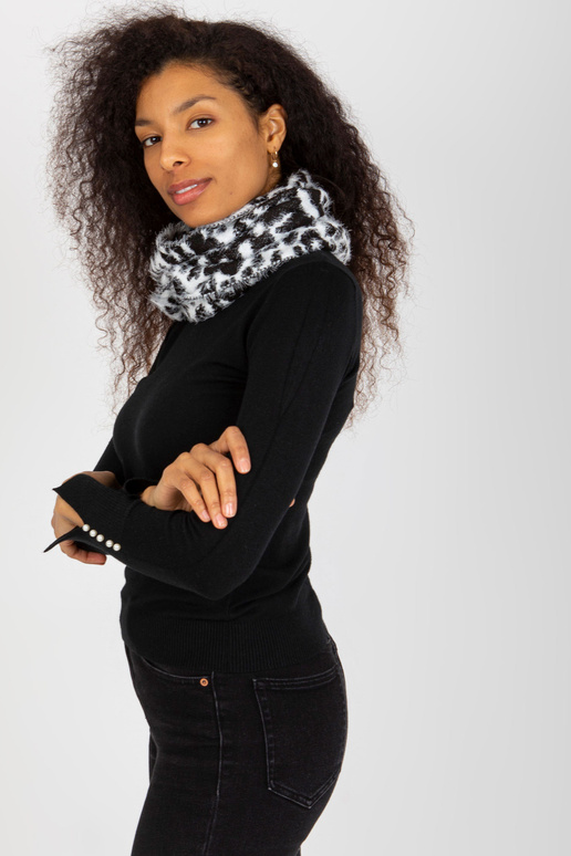 Bílý a černý teplý dámský komín se vzory