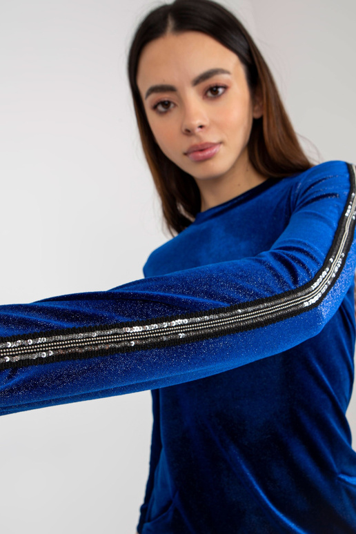 Tmavě modré velurové lesklé...