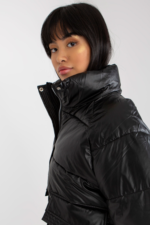 Černá prošívaná zimní bunda s kapsami Černá prošívaná zimní bunda s kapsami