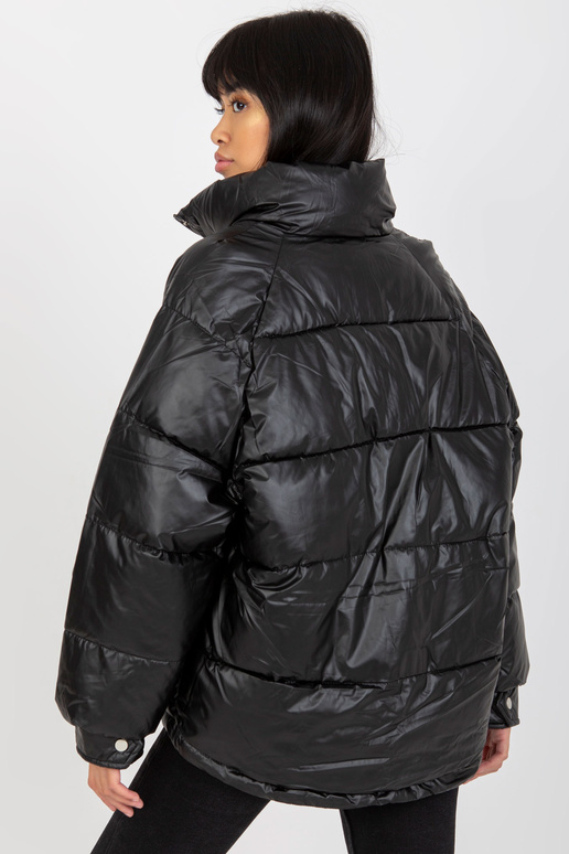 Černá prošívaná zimní bunda s kapsami Černá prošívaná zimní bunda s kapsami