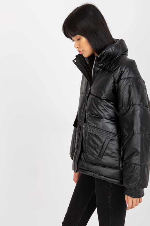 Černá prošívaná zimní bunda s kapsami Černá prošívaná zimní bunda s kapsami