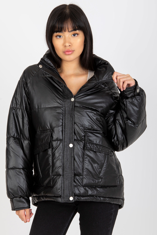 Černá prošívaná zimní bunda s kapsami Černá prošívaná zimní bunda s kapsami