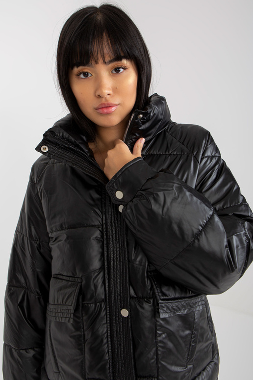 Černá prošívaná zimní bunda s kapsami Černá prošívaná zimní bunda s kapsami
