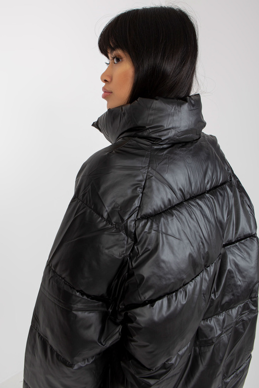 Černá prošívaná zimní bunda s kapsami Černá prošívaná zimní bunda s kapsami