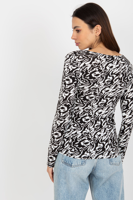 Bíločerná vypasovaná halenka s potiskem