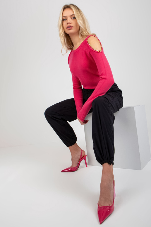 Fuchsiový svetr s odhalenými rameny a...