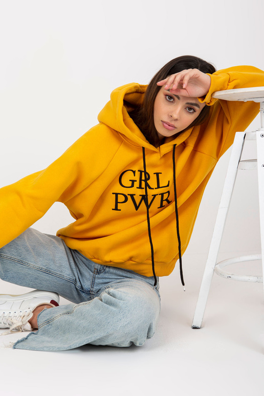 Žlutá mikina s mikinou a nápisem Debby