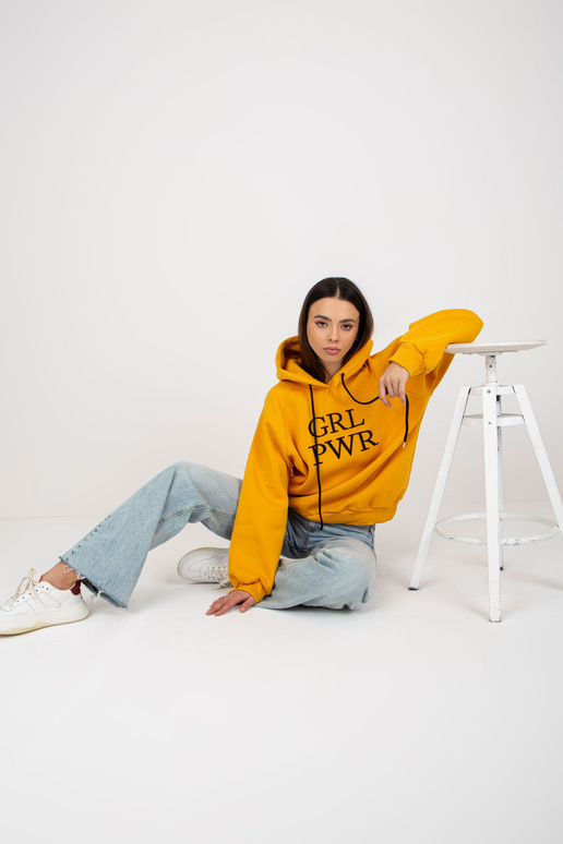 Žlutá mikina s mikinou a nápisem Debby