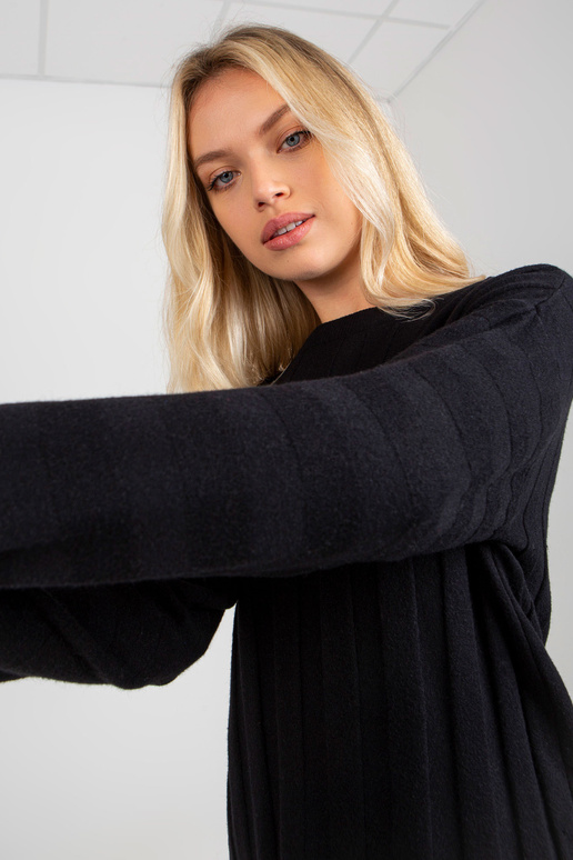 Černý hladký klasický svetr se...