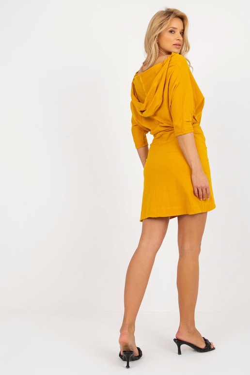 Tmavě žluté šaty s kapucí pro volný... Tmavě žluté šaty s kapucí pro volný...