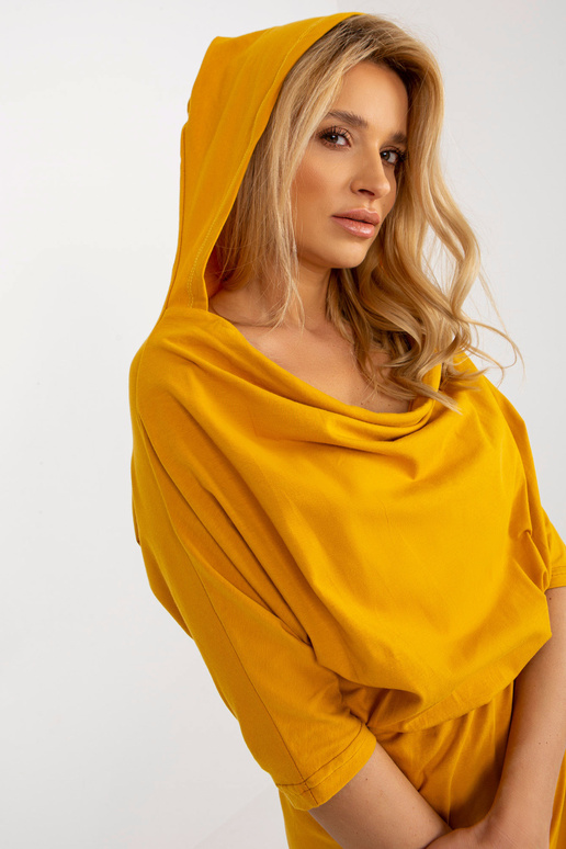 Tmavě žluté šaty s kapucí pro volný... Tmavě žluté šaty s kapucí pro volný...