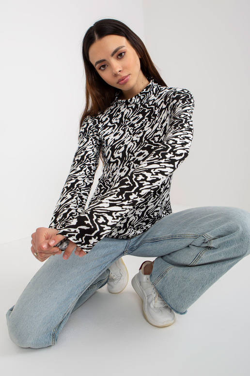 Bílá a černá roláková halenka se vzory