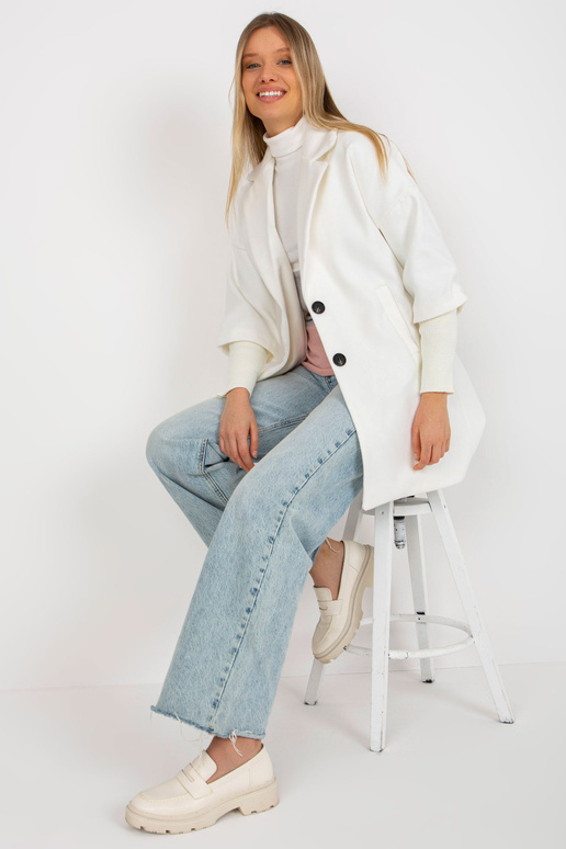 Ecru dámský kabát s lemy na rukávech... Ecru dámský kabát s lemy na rukávech...