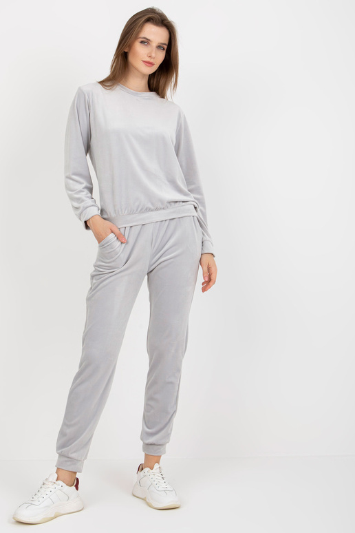 Světle šedý velurový komplet s... Světle šedý velurový komplet s...