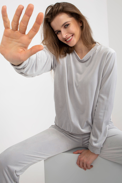 Světle šedý velurový komplet s... Světle šedý velurový komplet s...