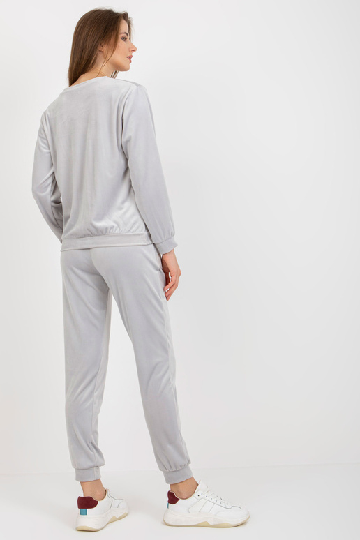 Světle šedý velurový komplet s... Světle šedý velurový komplet s...