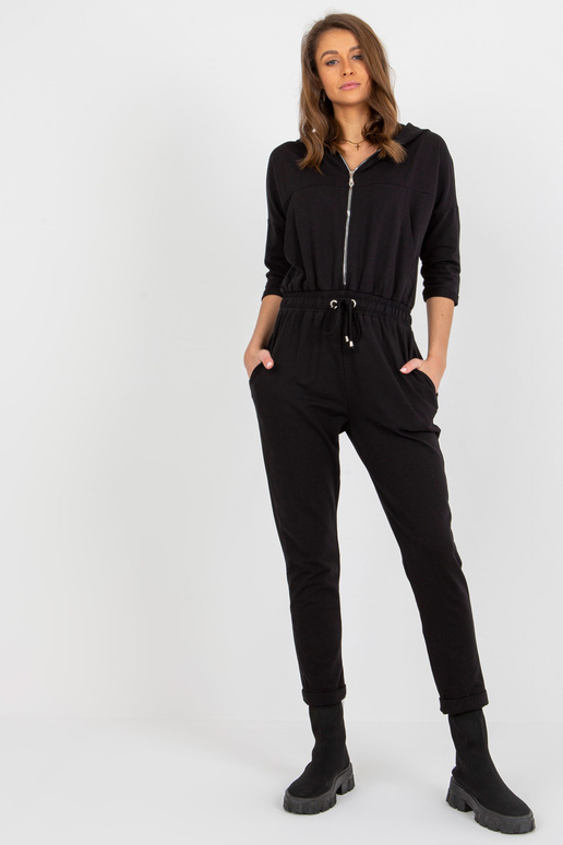 Černá mikina s kalhotami a kapucí