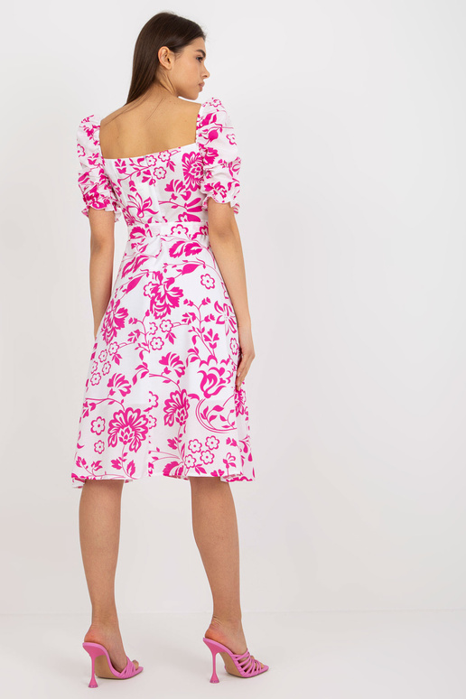 Bílé a fuchsiové rozevláté šaty s páskem