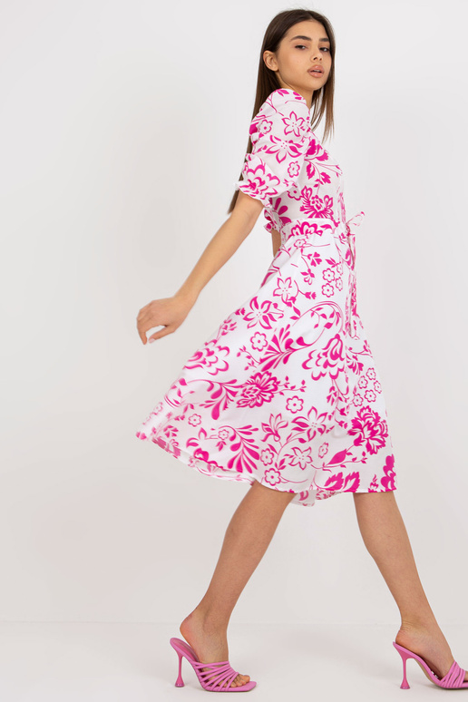 Bílé a fuchsiové rozevláté šaty s páskem