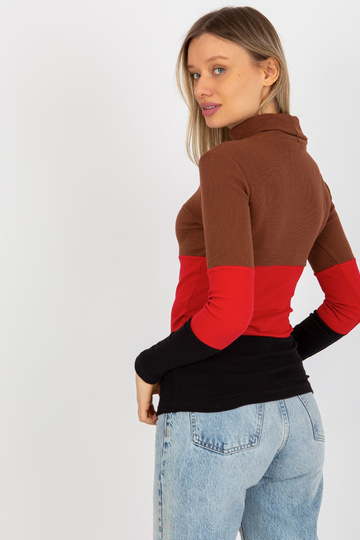 Tmavě hnědá a černá...