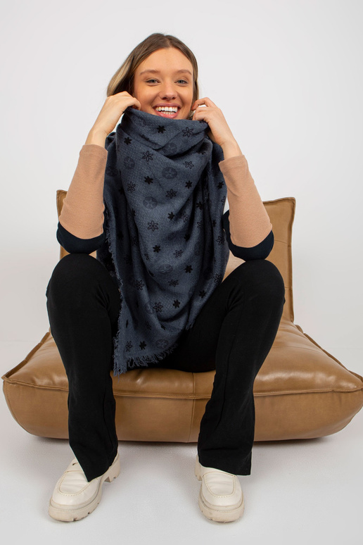 Tmavě modrý dámský šál s potiskem