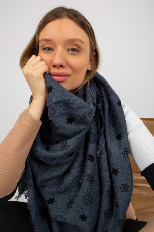 Tmavě modrý dámský šál s potiskem