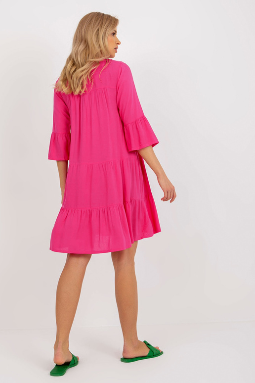 Volné fuchsiové šaty s volánem a...