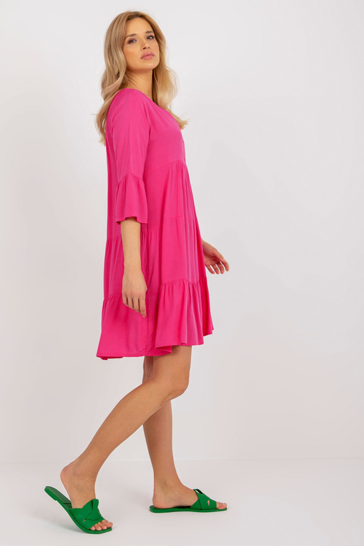Volné fuchsiové šaty s volánem a...