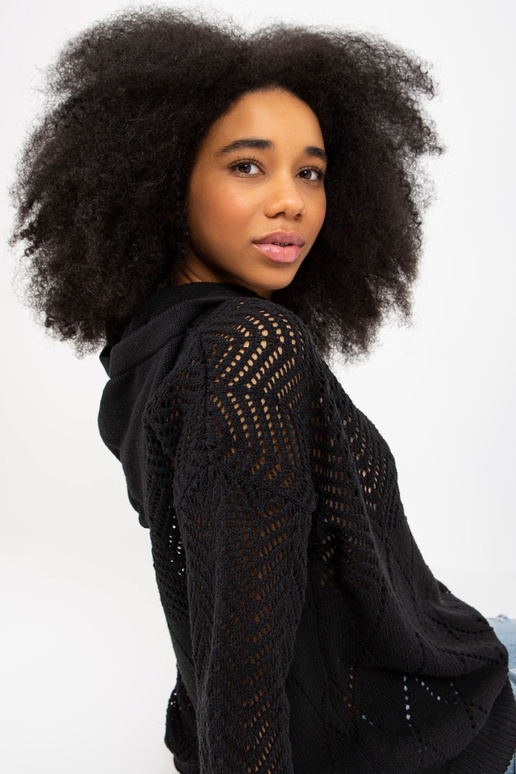 Černý prolamovaný letní svetr s kapucí