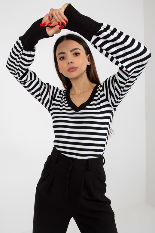 Černobílá vypasovaná halenka s pruhy...