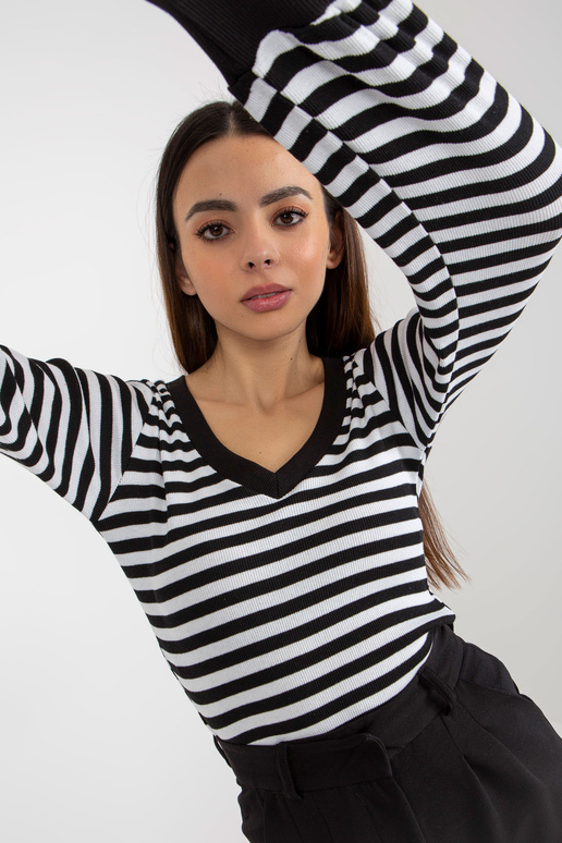 Černobílá vypasovaná halenka s pruhy...