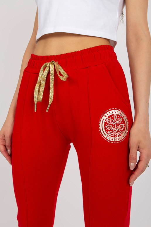 Červené dámské tepláky s nášivkou