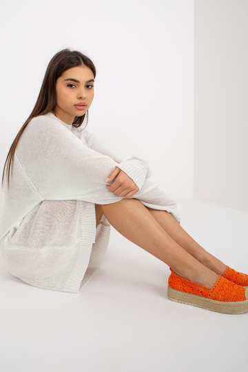 Bílé oversize pletené šaty...