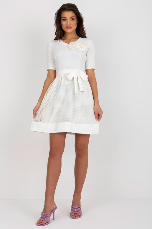 Ecru mini koktejlové šaty s páskem