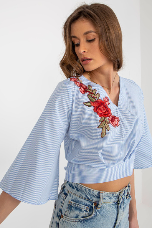 Světle modrá a bílá krátká...