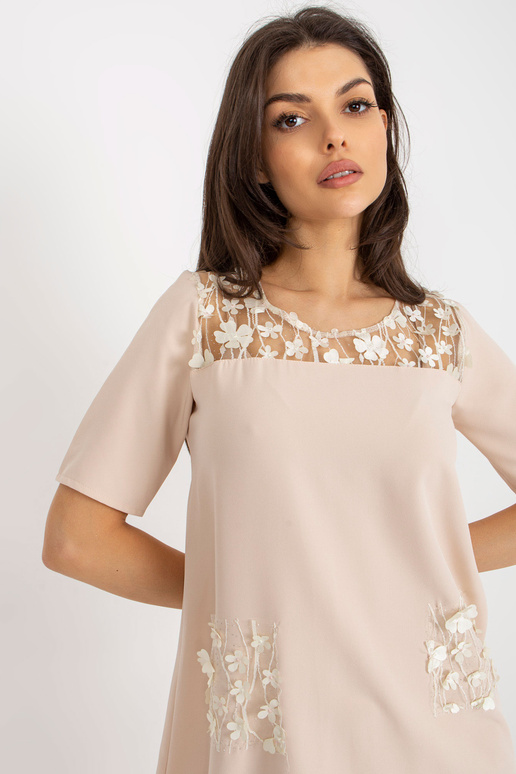 Béžové mini koktejlové šaty s kapsami