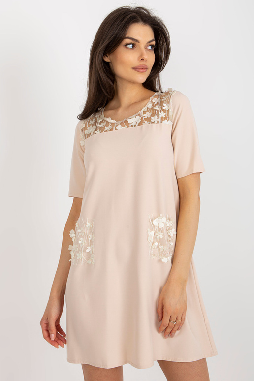 Béžové mini koktejlové šaty s kapsami