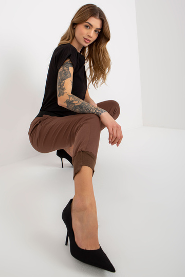 Hnědé basic tepláky s kapsami 2