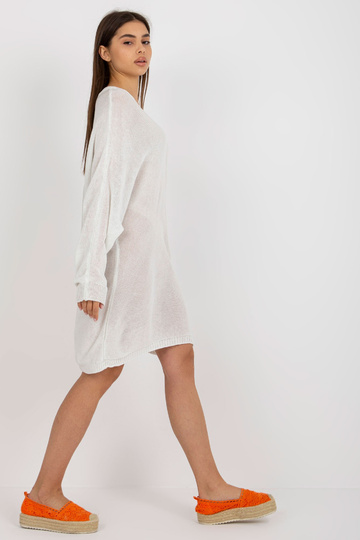 Bílé volné pletené šaty na...
