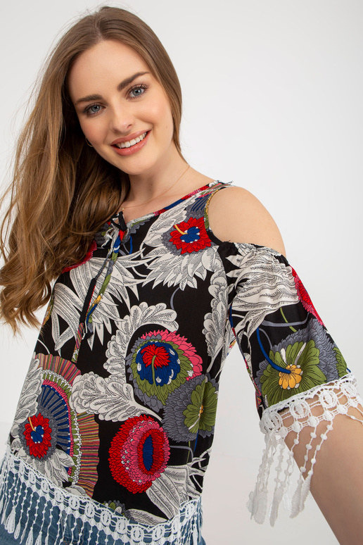 Černá halenka s potiskem a vypnutými...