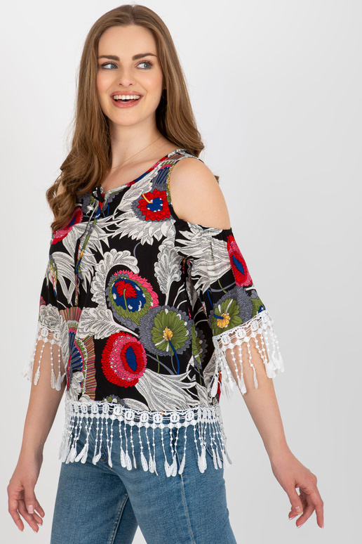 Černá halenka s potiskem a vypnutými...