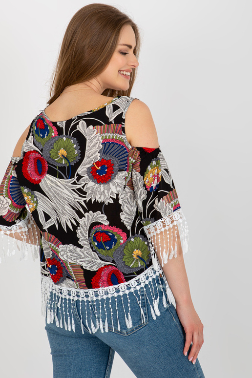 Černá halenka s potiskem a vypnutými...