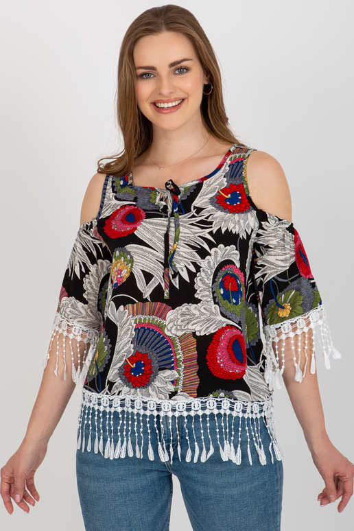 Černá halenka s potiskem a vypnutými...