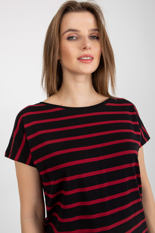 Černočervený výstřih trička na zádech...